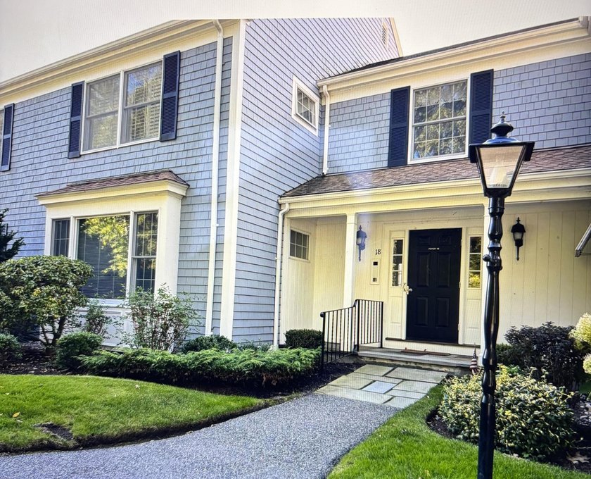 FIRST FLOOR CONDO in the heart of Osterville Village! This - Beach Condo for sale in Osterville, Massachusetts on Beachhouse.com