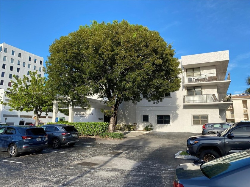 Excellent Location!!!Comfortable 1Bed/2Bath ,Washer & Drier - Beach Condo for sale in Hallandale Beach, Florida on Beachhouse.com