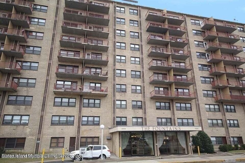 SPACIOUS LARGE BRIGHT AND AIRY! 1 BEDROOM UNIT IN MOVE IN - Beach Apartment for sale in Staten Island, New York on Beachhouse.com