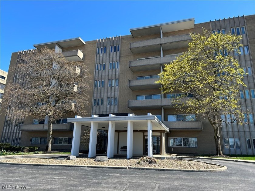 Welcome Home ! Beautiful Saxon House. Three bedrooms two full - Beach Condo for sale in Rocky River, Ohio on Beachhouse.com