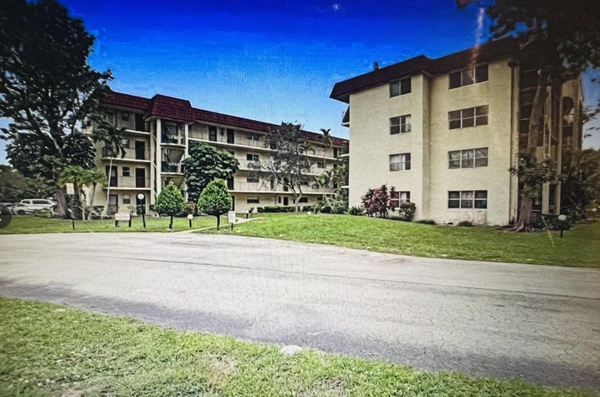 Discover this generously-sized & sunlit 1bed/1.5-bath condo - Beach Condo for sale in Lauderhill, Florida on Beachhouse.com
