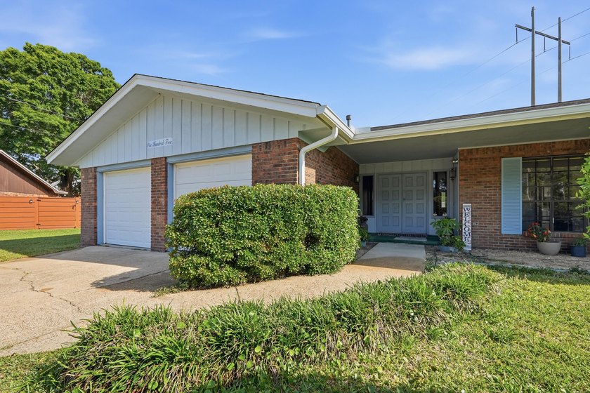 Welcome to Fort Walton Beach living, just minutes from the - Beach Home for sale in Fort Walton Beach, Florida on Beachhouse.com