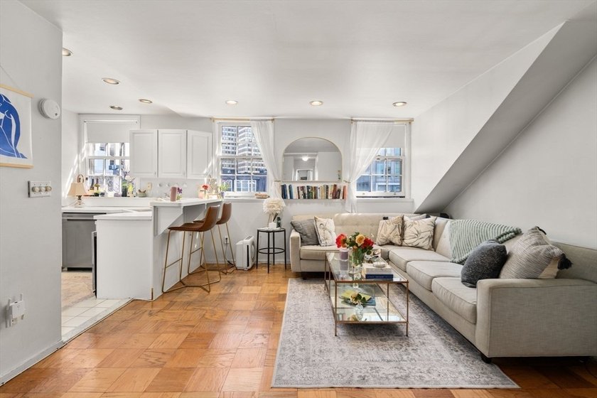 Rarely available 3-bed/2-bath condominium at Lindsay Place--a - Beach Condo for sale in Boston, Massachusetts on Beachhouse.com