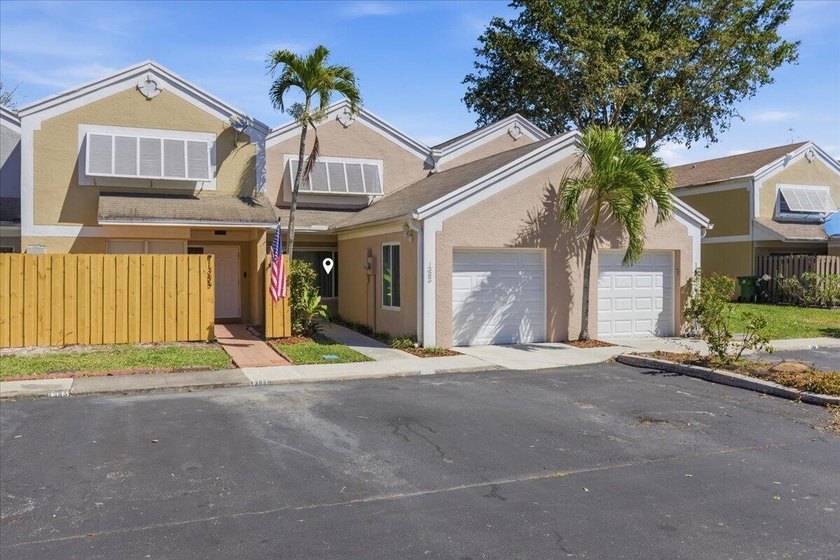 Relax at home in your updated, lakefront, 3/2.5 1 car garage - Beach Townhome/Townhouse for sale in Pembroke Pines, Florida on Beachhouse.com