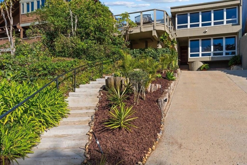 This beautiful Del Mar Home with an ocean view offers a rare - Beach Home for sale in Del Mar, California on Beachhouse.com