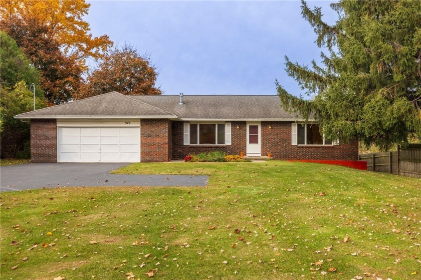 OPPORTUNITIES GALORE! You will be impressed with this lovely - Beach Home for sale in Webster, New York on Beachhouse.com