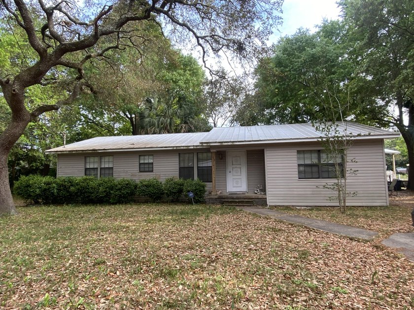 Charming and centrally located 3-bedroom, 2-bath home in the - Beach Home for sale in Fort Walton Beach, Florida on Beachhouse.com
