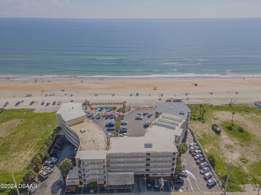 Top Floor, Super cozy unit. Nicely staged with blue scheme - Beach Lot for sale in Daytona Beach, Florida on Beachhouse.com