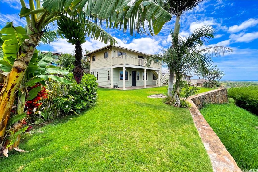 Stunning Rim Lot home in Makakilo! This immaculately maintained - Beach Home for sale in Kapolei, Hawaii on Beachhouse.com