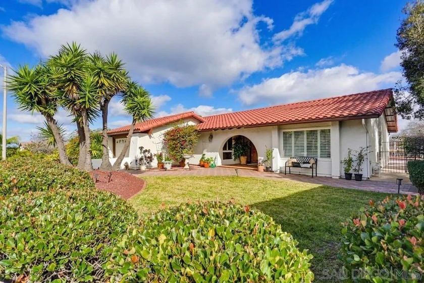 Single-level home with a flowing layout, modern updates, and - Beach Home for sale in San Diego, California on Beachhouse.com