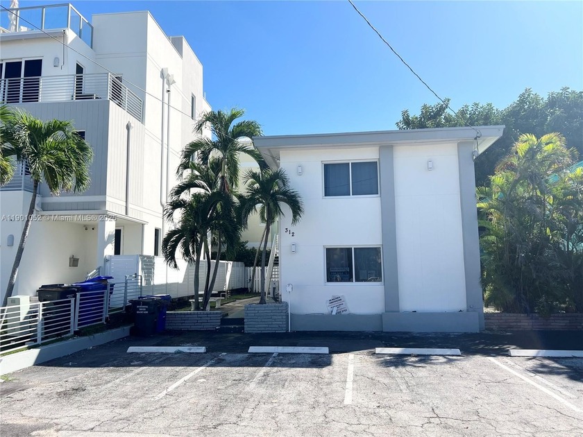 FOURPLEX - PRIME INVESTMENT OPPORTUNITY STEPS FROM THE OCEAN! - Beach Townhome/Townhouse for sale in Hollywood, Florida on Beachhouse.com