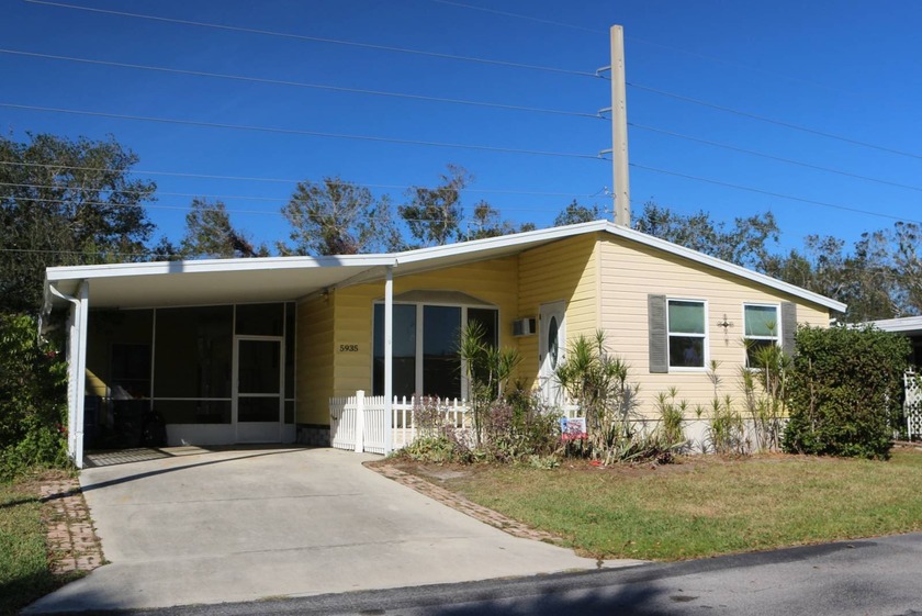 Priced to sell! Moderately updated 2-bedroom 2-bath manufactured - Beach Home for sale in Sarasota, Florida on Beachhouse.com