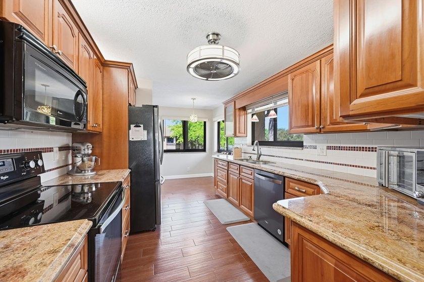 Welcome home to Pine Island Ridge Gardens III where comfort - Beach Condo for sale in Davie, Florida on Beachhouse.com