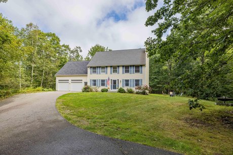 Privately sited on nearly 4 acres, is this spacious colonial - Beach Home for sale in Kennebunkport, Maine on Beachhouse.com