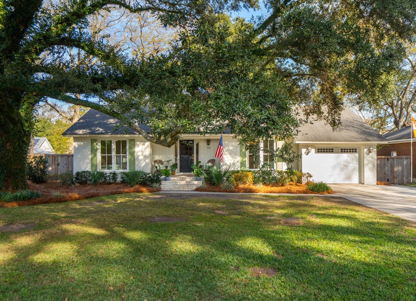 This newly updated turnkey ranch-style home is situated in the - Beach Home for sale in Mount Pleasant, South Carolina on Beachhouse.com