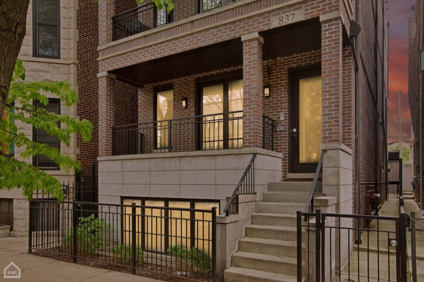 Looking for a great alternative to a Single-Family Home?  Look - Beach Townhome/Townhouse for sale in Chicago, Illinois on Beachhouse.com