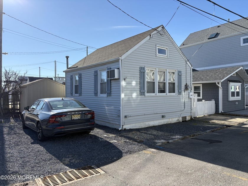CALLING ALL INVESTORS! GREAT OPPORTUNITY TO TOTALLY RENOVATE - Beach Home for sale in Lavallette, New Jersey on Beachhouse.com