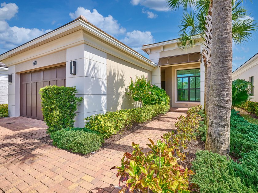Must See!...Will Not Disappoint! Priced to Sell! ''Almost New'' - Beach Home for sale in Palm Beach Gardens, Florida on Beachhouse.com