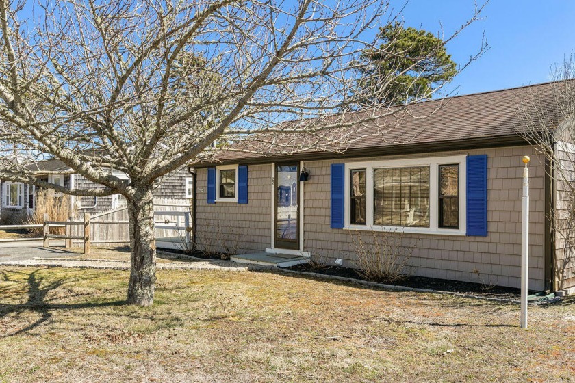 This cheery 2 bed 1 bath 760+ sq ft home on a quiet dead end - Beach Home for sale in Dennis Port, Massachusetts on Beachhouse.com