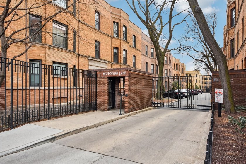 Spacious and recently updated 3 bed / 2 bath duplex down in a - Beach Condo for sale in Chicago, Illinois on Beachhouse.com