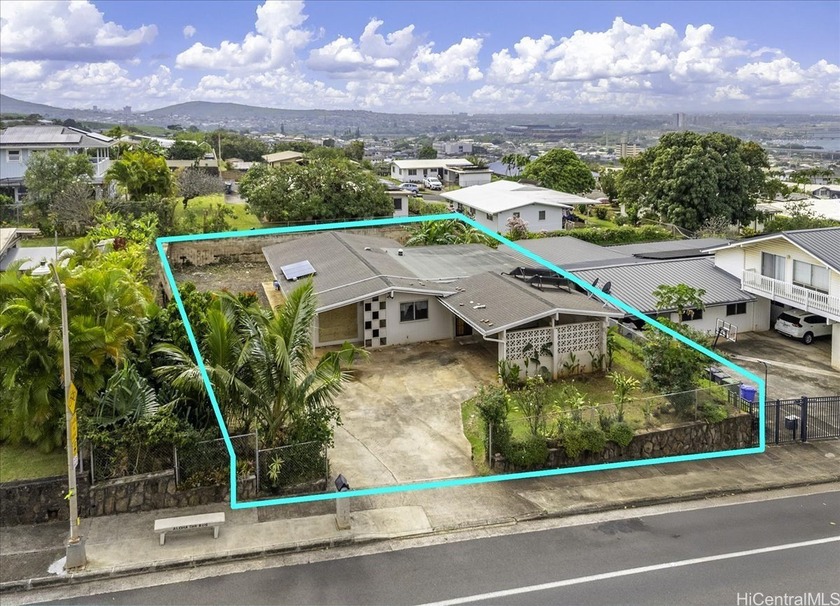 Opportunity Knocks! This Aiea Heights single-story home has a - Beach Home for sale in Aiea, Hawaii on Beachhouse.com
