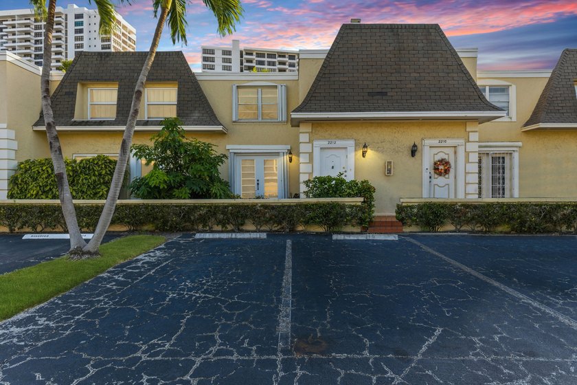 STUNNING 2BR+DEN TOWNHOUSE IN PRIME HALLANDALE BEACH! Discover - Beach Townhome/Townhouse for sale in Hallandale Beach, Florida on Beachhouse.com