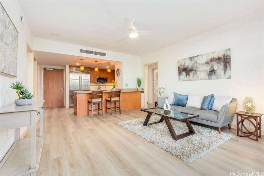 Rarely available 2 bedroom 2 bath townhouse residence. New vinyl - Beach Condo for sale in Honolulu, Hawaii on Beachhouse.com