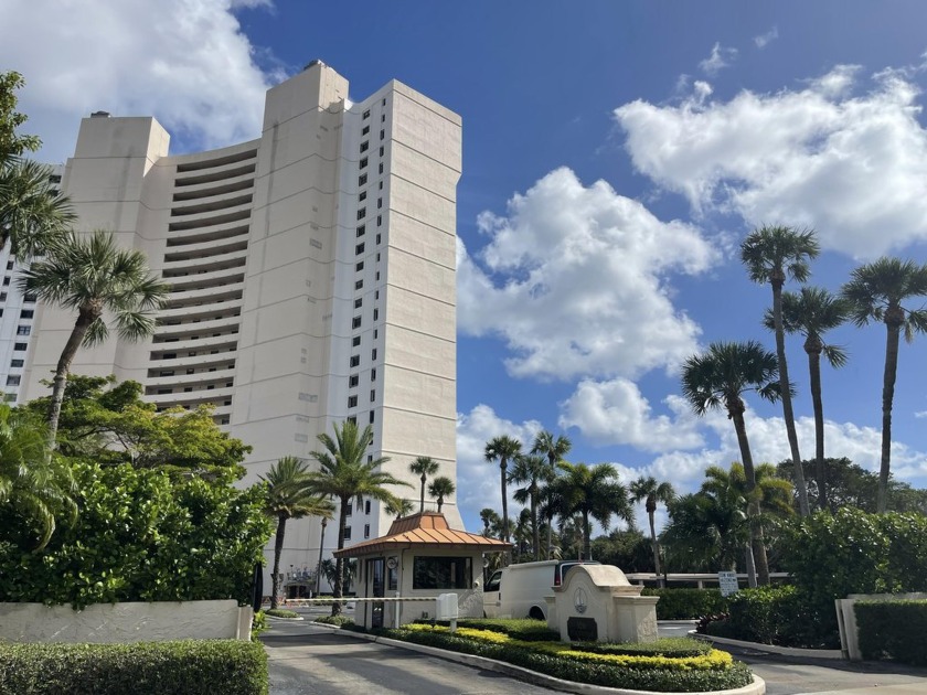 Magnificient Waterviews of the intracoastal Palm Beach Island - Beach Condo for sale in West Palm Beach, Florida on Beachhouse.com