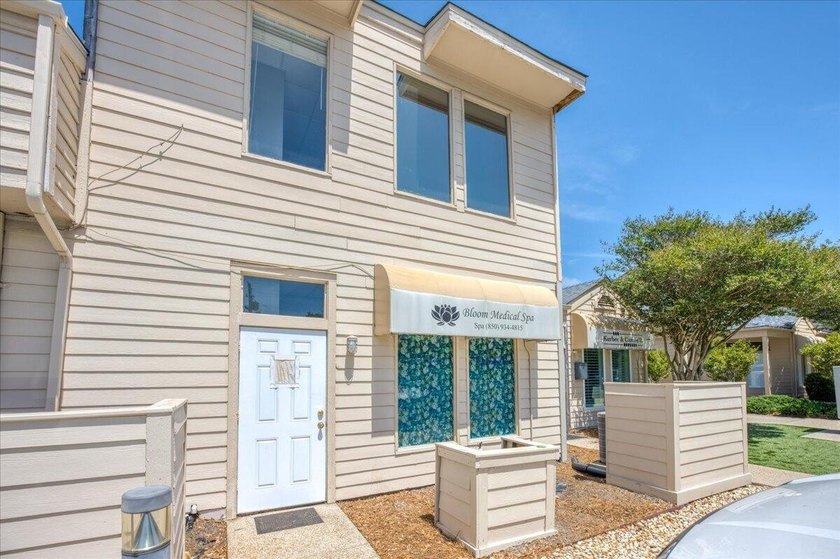 Located in the heart of Harbourtown in Gulf Breeze Proper, this - Beach Condo for sale in Gulf Breeze, Florida on Beachhouse.com