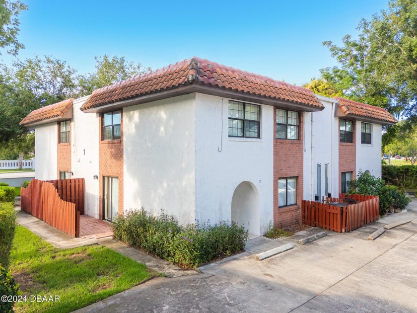 Welcome home to Jemecy Oak Villas! This spacious three-bedroom - Beach Townhome/Townhouse for sale in South Daytona, Florida on Beachhouse.com