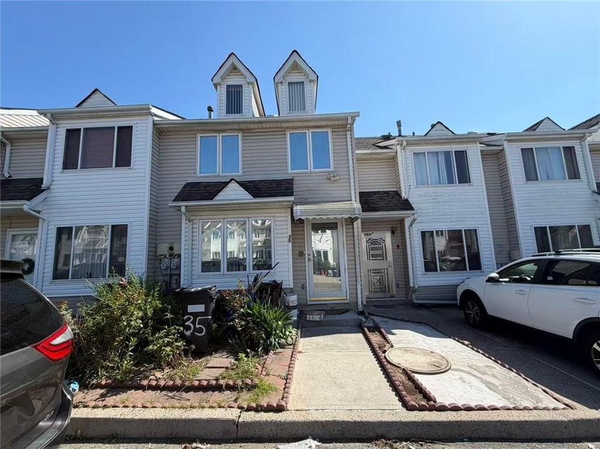 Welcome to 35 Hirsch Lane, a beautifully updated townhouse - Beach Townhome/Townhouse for sale in Staten Island, New York on Beachhouse.com