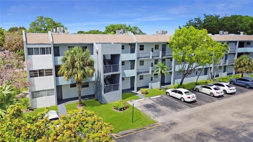 This Charming turnkey spacious 2-bedroom, 2-bath condo is - Beach Condo for sale in Fort Lauderdale, Florida on Beachhouse.com