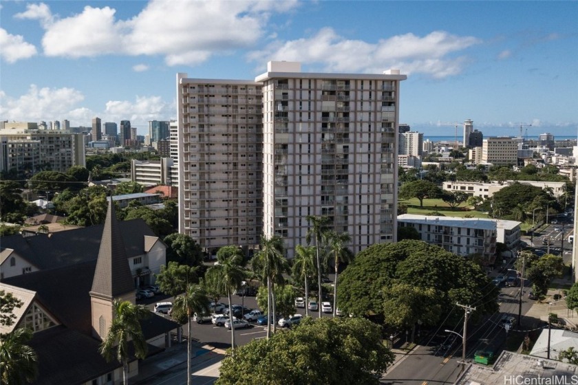 Well maintained corner end unit with 2 bed 1.5 bath, and 1 - Beach Condo for sale in Honolulu, Hawaii on Beachhouse.com