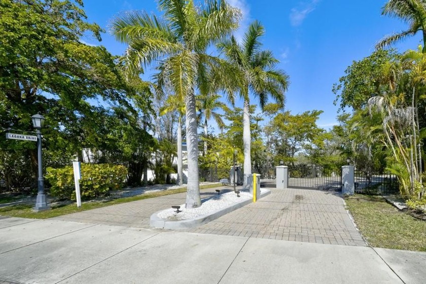 'short stories**.  GATED BOATING COMMUNITY  OF NINE HOMES.. BOAT - Beach Lot for sale in Longboat Key, Florida on Beachhouse.com