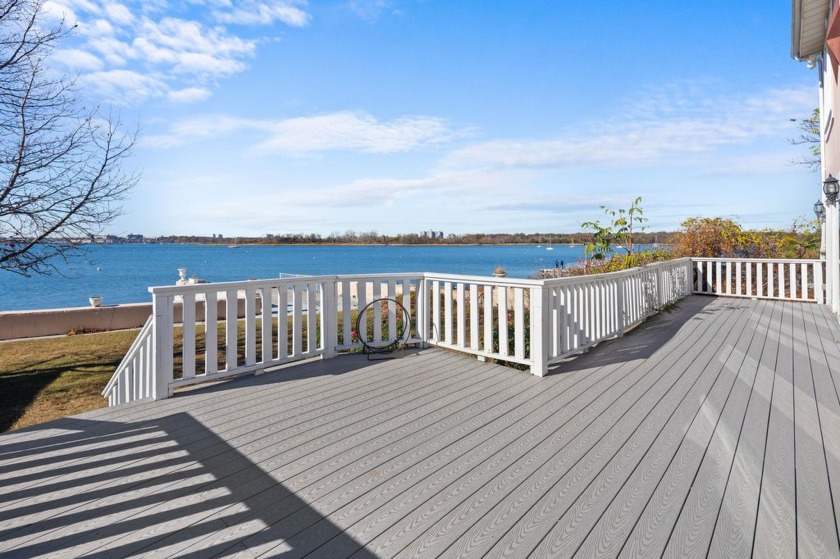 SPECTACULAR WATERFRONT PROPERTY:
8 Tier Street is a rare and - Beach Home for sale in New York, New York on Beachhouse.com