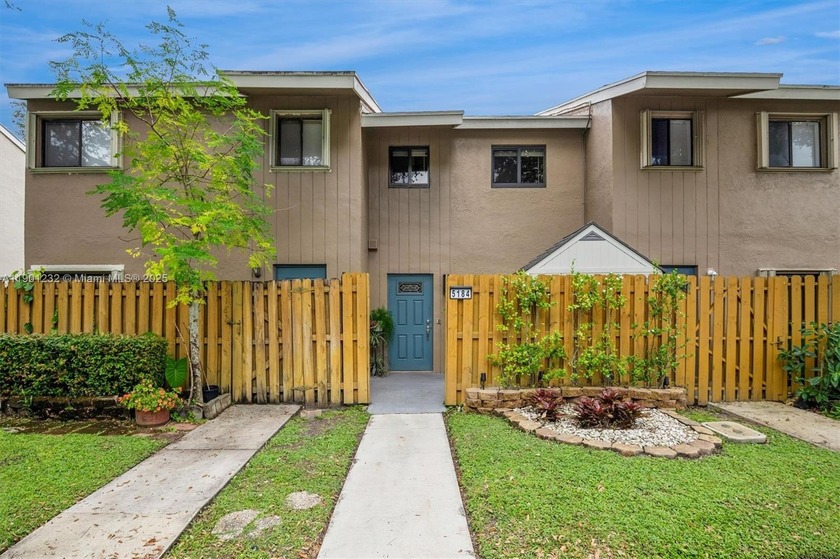 Updated Townhome in EQUESTRIAN COMMUNITY w/RV, BOAT & TRAILER - Beach Townhome/Townhouse for sale in Davie, Florida on Beachhouse.com