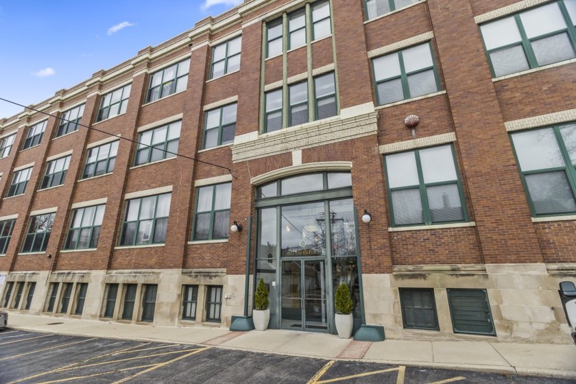 Stunning, Urban-Cool 2 bedroom loft condo drenched in light - Beach Home for sale in Evanston, Illinois on Beachhouse.com