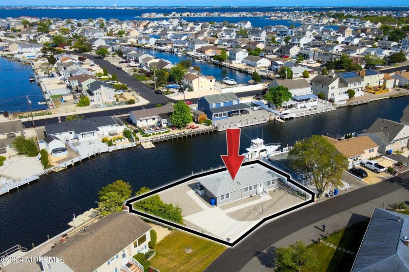 This gem of a house has been totally remodeled and offers an - Beach Home for sale in Toms River, New Jersey on Beachhouse.com