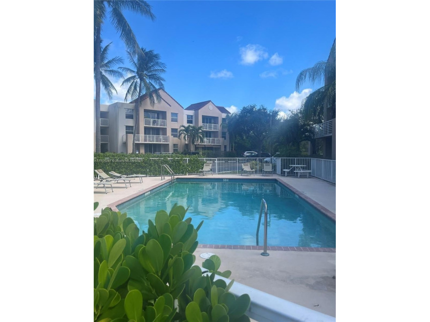 Hollywood's hidden secret! bright & spacious 2/2, corner unit - Beach Condo for sale in Hollywood, Florida on Beachhouse.com