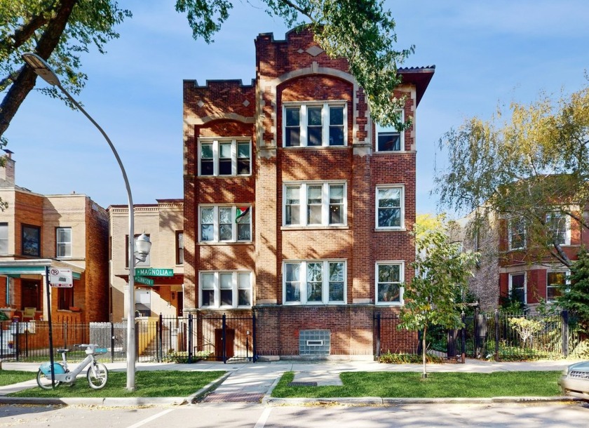 Discover the charm and convenience of this exceptional - Beach Home for sale in Chicago, Illinois on Beachhouse.com