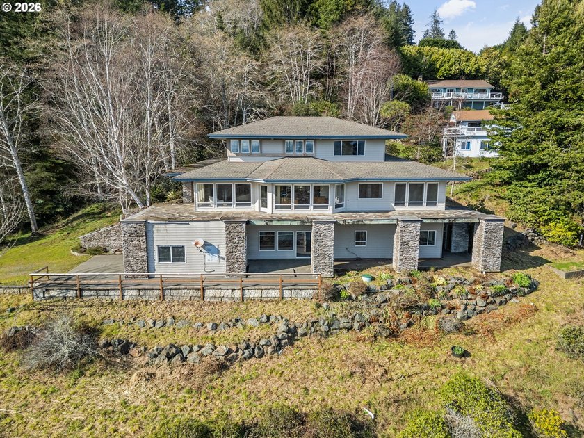 Opportunity is knocking and it's wrapped in ocean views - Beach Home for sale in Brookings, Oregon on Beachhouse.com