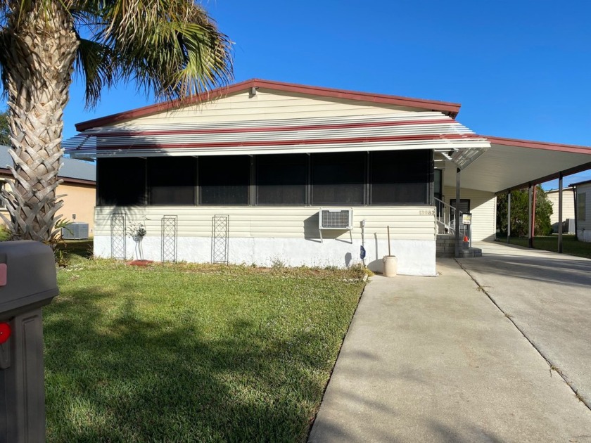 Vibrant 55+ community on leased land.  This spacious home - Beach Home for sale in Fort Pierce, Florida on Beachhouse.com