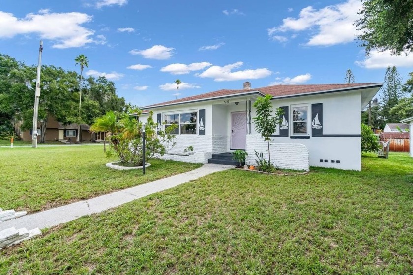 Welcome home!! NON FLOOD ZONE AND ZERO STORM DAMAGE! Refinished - Beach Home for sale in Gulfport, Florida on Beachhouse.com