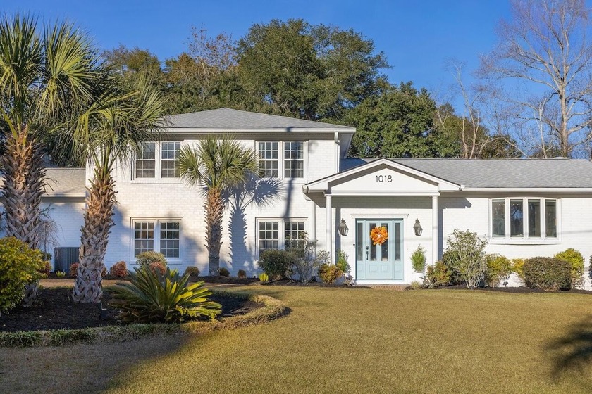 Welcome home to this stunning renovated gem nestled in the - Beach Home for sale in Mount Pleasant, South Carolina on Beachhouse.com