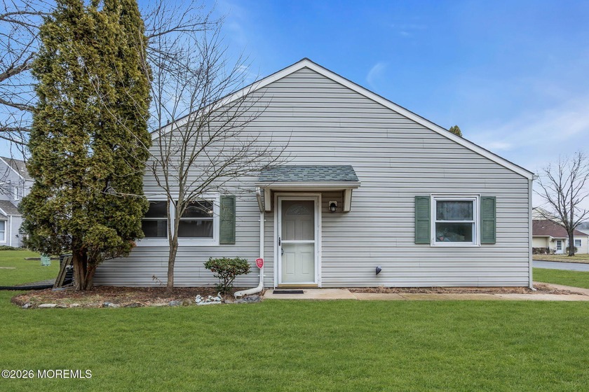 Welcome to 24 South Seas Court in Barnegat. This charming - Beach Condo for sale in Barnegat, New Jersey on Beachhouse.com