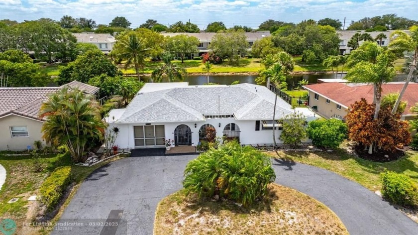 Enjoy this spacious, pretty home on a beautiful waterfront lot - Beach Home for sale in Tamarac, Florida on Beachhouse.com