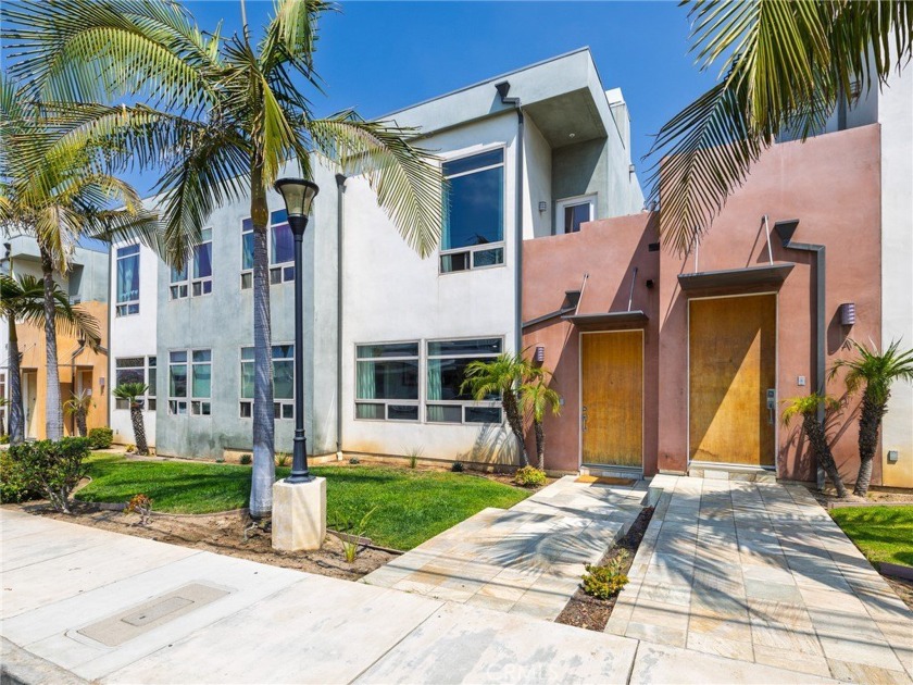 This beautifully updated 2 bedroom, 2.5 bathroom home offers - Beach Townhome/Townhouse for sale in El Segundo, California on Beachhouse.com