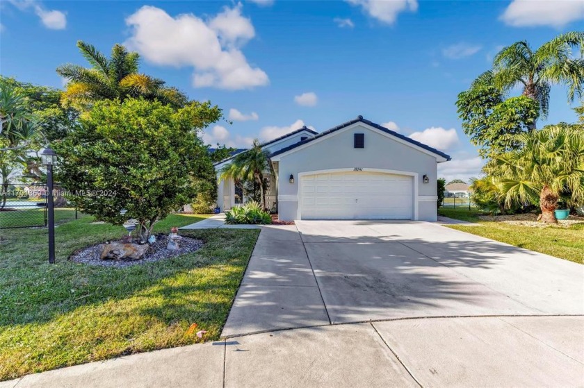 Welcome to this elegant 3/2 single-family home that is nestled - Beach Home for sale in Pembroke Pines, Florida on Beachhouse.com