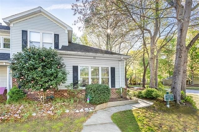 Beautifully updated townhome on the corner in Desirable Grafton - Beach Home for sale in Yorktown, Virginia on Beachhouse.com