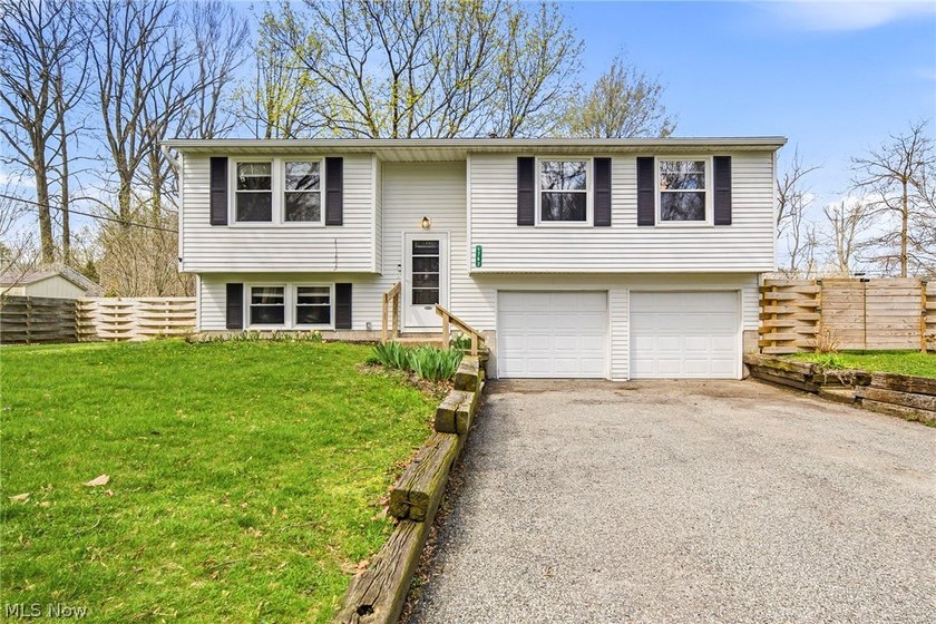 Welcome home! This beautifully appointed 4-bedroom, 2-bathroom - Beach Home for sale in Madison, Ohio on Beachhouse.com